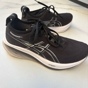 Asics Gel Nimbus 26 (Size 8)